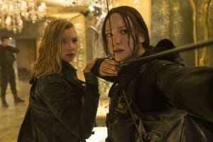 Hunger-Games-La-révolte-2-Natalie-Dormer-Jennifer-Lawrence